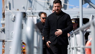 Mosca, pioggia di droni da Kiev. E Zelensky incontra Trump: "Sanzioni"