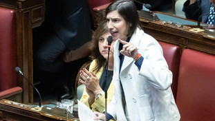 Schlein sotto assedio nel Pd. Bettini rilancia la trappola “garante”