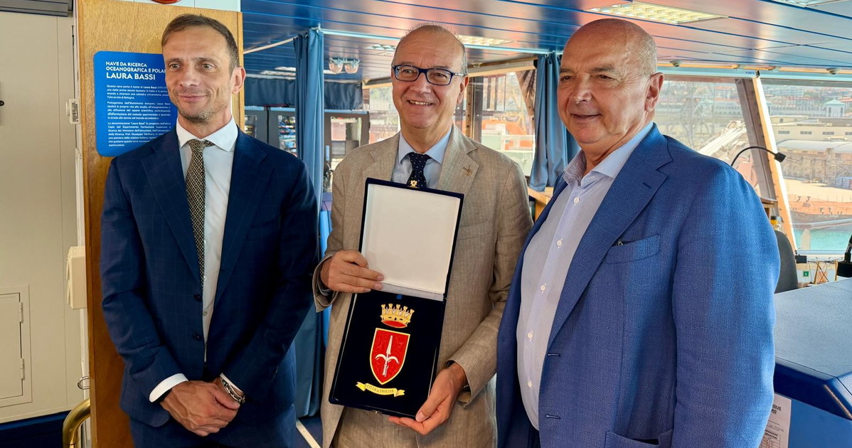 trieste nave di ricerca antartica valditara scopre la targa dedicata a laura bassi un esempio del genio femminile da Iltempo.it trieste nave di ricerca antartica valditara scopre la targa dedicata a laura bassi un esempio del genio femminile