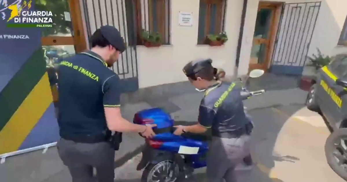 Scooter venduti come biciclette elettriche, maxi sequestro in tutta Italia