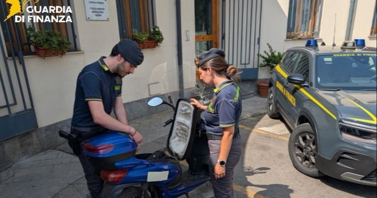 Scooter venduti come bici elettriche, maxi sequestro in tutta Italia