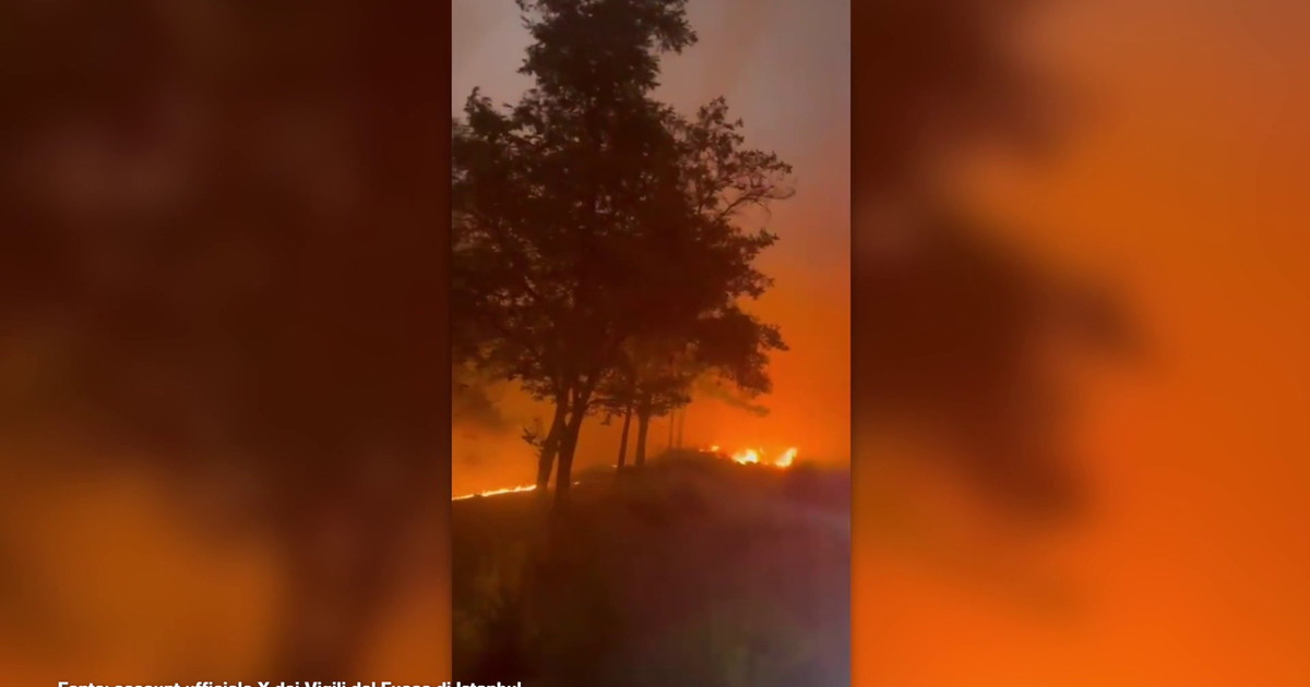 Turchia, incendio in un centro turistico a 300 km da Istanbul