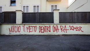 Scritta della vergogna con sigla Br contro Nordio: &ldquo;Ti metto dentro una R4&rdquo;