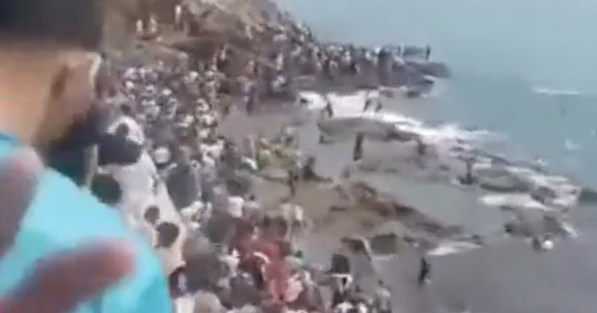 In migliaia invadono l'enclave spagnola di Ceuta. Video choc, bufera su Sanchez