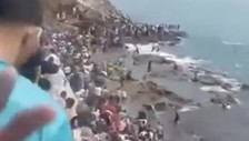 In migliaia invadono l'enclave spagnola di Ceuta. Video choc, bufera su Sanchez