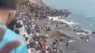 In migliaia invadono l'enclave spagnola di Ceuta. Video choc, bufera su Sanchez