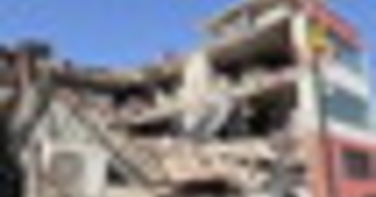 Crolla edificio a Messina: vigili del fuoco alla ricerca dei dispersi