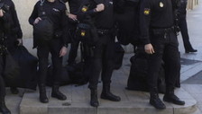 Il caso del ragazzo italiano morto durante un intervento di polizia a Barcellona: due inchieste