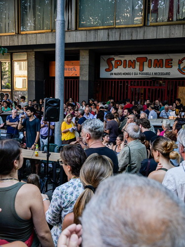 Spin Time, occupanti in piazza e Comune alle strette. E la sinistra tifa abusivi
