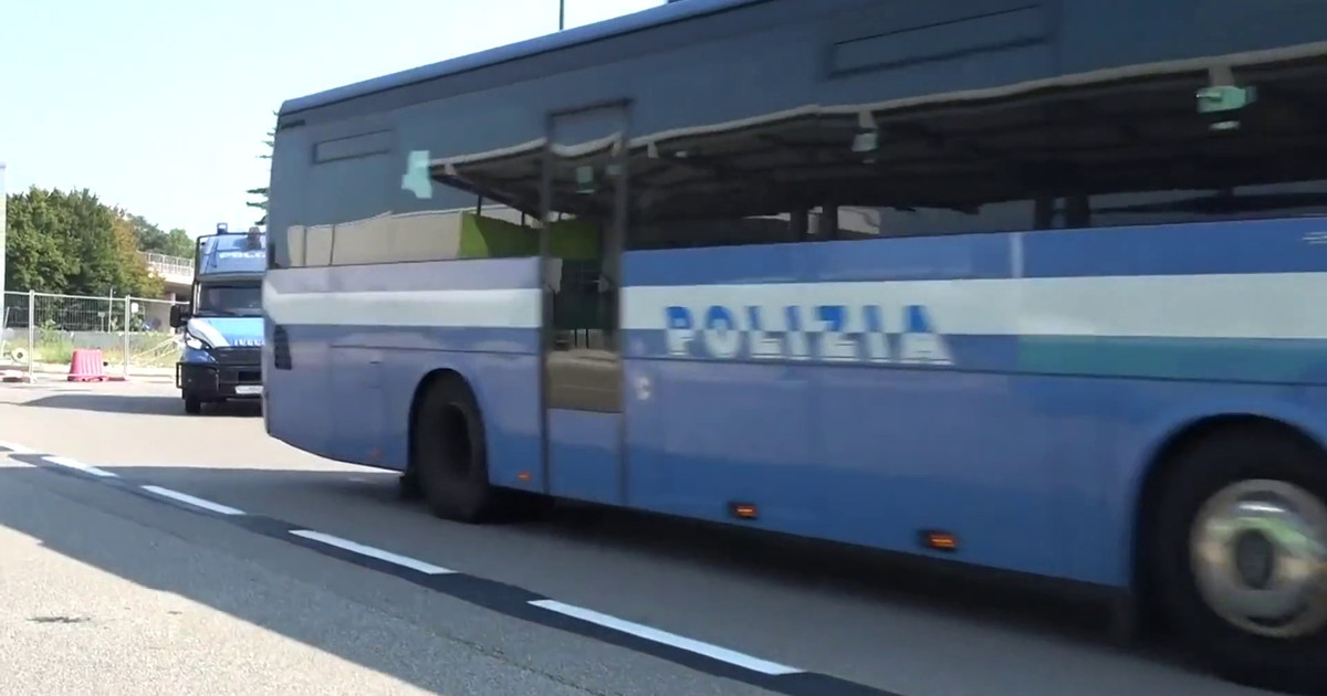 Immigrazione clandestina, espulsi 23 egiziani con charter da Malpensa