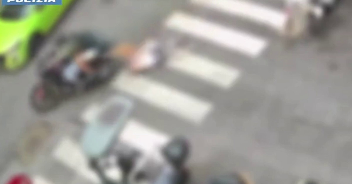Trascinano anziana per strapparle la borsa, due fermati a Roma