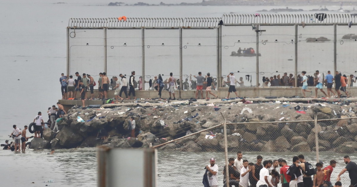 A Ceuta entrati in 60mila. Mezza Europa condanna Sanchez e segue l'Italia su Schengen