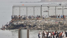 A Ceuta entrati in 60mila. Mezza Europa condanna Sanchez e segue l'Italia su Schengen
