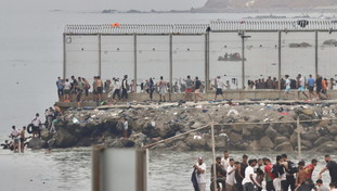 A Ceuta entrati 60mila migranti. Mezza Europa segue l'Italia su Schengen