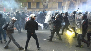 Insicurezza democratica. Scontri, rivolte e devastazioni: così i governi di sinistra hanno gestito l'ordine