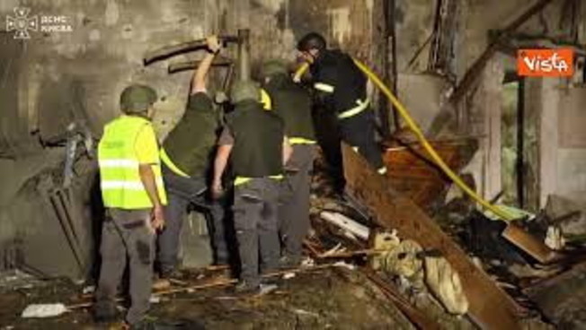 Raid russo su Kiev, esplosioni e fiamme nella capitale Ucraina, 9 morti