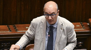 Valditara lancia la proposta: Divieto di burqa a scuola e corsi di italiano per genitori stranieri
