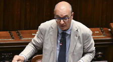 Valditara lancia la proposta: Divieto di burqa a scuola e corsi di italiano per genitori stranieri