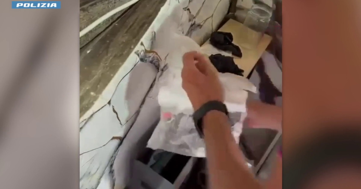 Catania, droga e mini cellulari destinati ai detenuti nascosti in casa