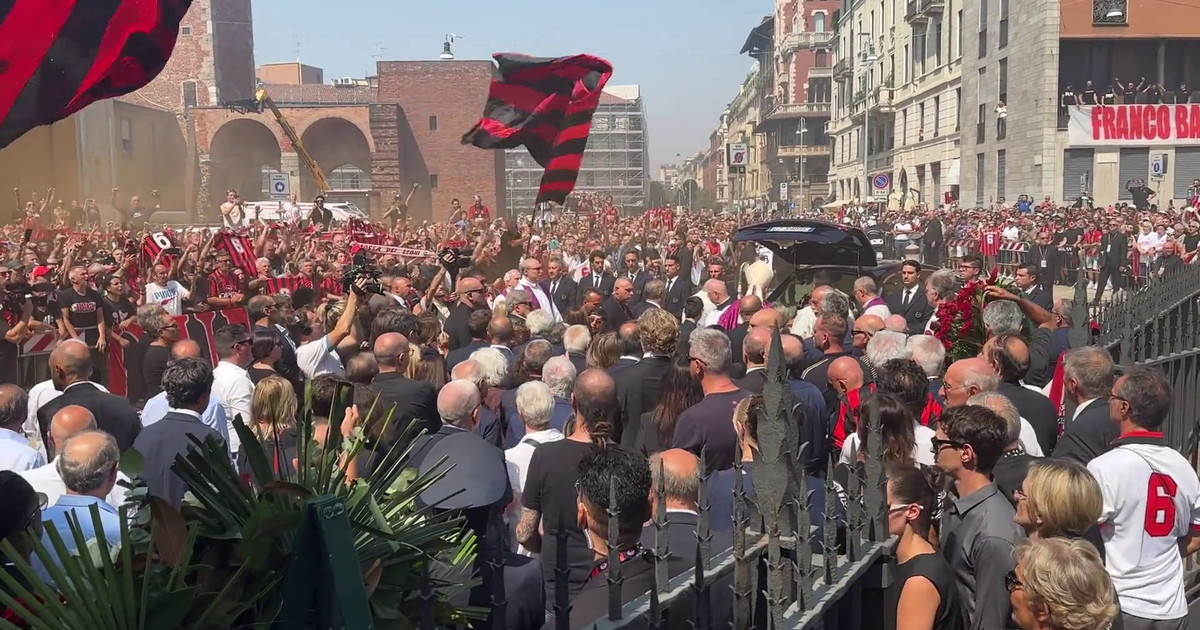 "C'è solo un capitano", il feretro di Baresi esce da Sant'Ambrogio