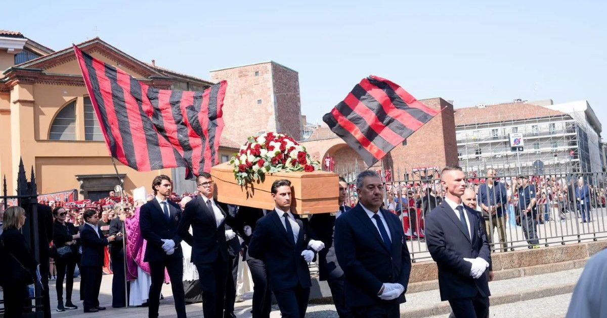 Una marea rossonera per Baresi, a Milano l'ultimo saluto al “Piscinin”