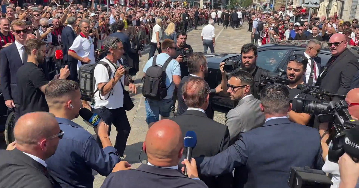 Cardinale contestato dai tifosi del Milan ai funerali di Baresi