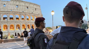 Roma, maranza al Colosseo. La caccia continua