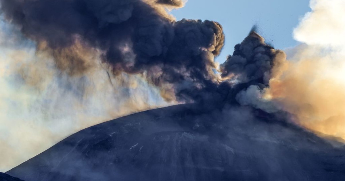 Prosegue eruzione Etna con cenere vulcanica, sospesi i voli in arrivo a Catania