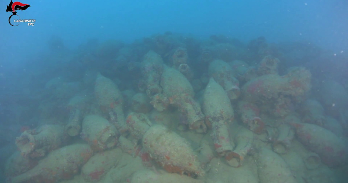 Scoperto un relitto romano con centinaia di anfore al largo di Mazara del Vallo
