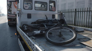 Investe ciclisti e poi fa manovra per travolgerli ancora: arrestato 73enne