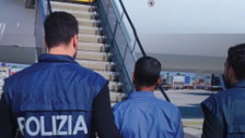 Rimpatri, i dati che smontano i teoremi. Piantedosi: altri 128 in una settimana