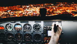 Air India, panico in volo. Perdita di quota e caos: pilota positivo a sostanze psicoattive