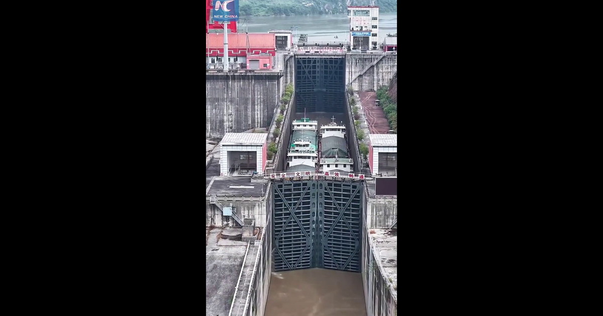 Cina, navi da carico utilizzano "ascensore d'acqua" a Chongqing