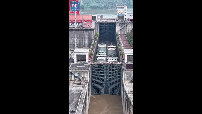 Cina, navi da carico utilizzano 'ascensore d'acqua' a Chongqing