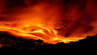 Eruzioni continue dell'Etna, aerei a terra e caos voli in Sicilia e non solo