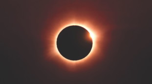 E la luna buss&ograve; alle porte del sole: l&rsquo;eclisse del secolo e come vederla