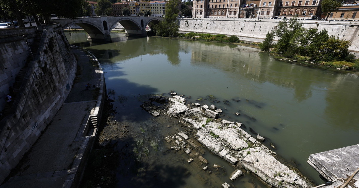 Roma, caldo e siccità. Riemersi dal Tevere resti di un antico ponte romano