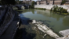 Roma, caldo e siccità. Riemersi dal Tevere resti di un antico ponte romano