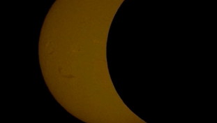 Sole spento, dentro l'eclissi con le immagini dell&rsquo;Osservatorio Reale | <span style=color: rgb(153, 0, 0);>VIDEO</span>