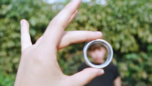Anello fallico incastrato sul pene, salvato dai pompieri con una microfresa