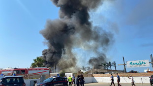 Maccarese, a fuoco lo stabilimento Rambla Beach: Fiamme ovunque