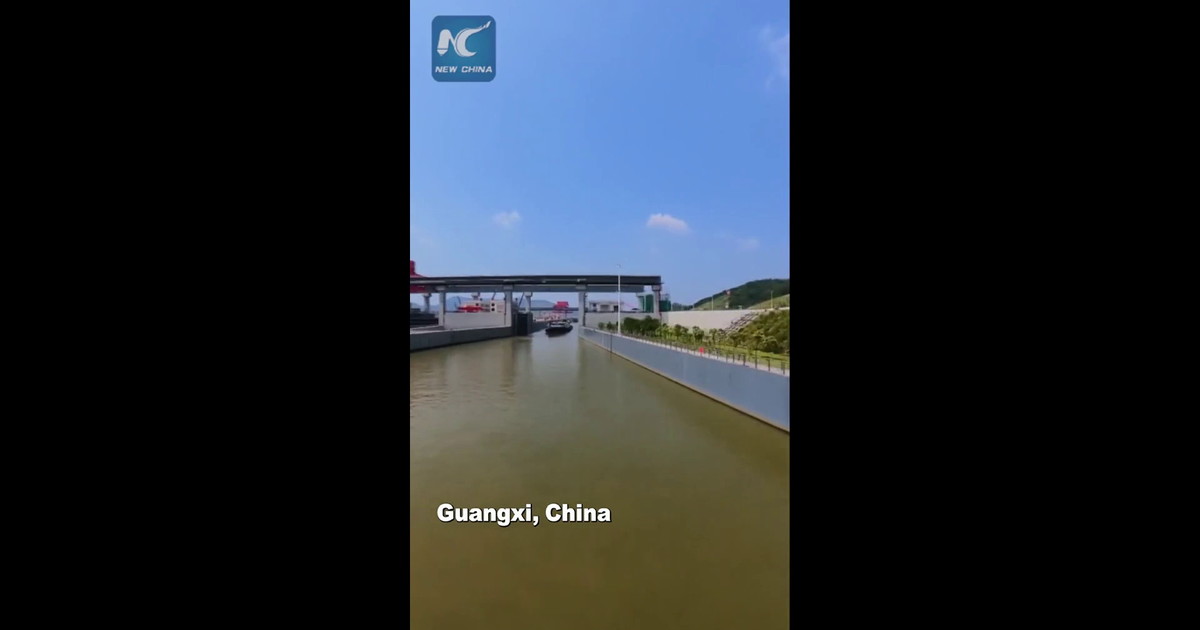 Cina, navi da 5.000 tonnellate attraversano una chiusa del Canale Pinglu