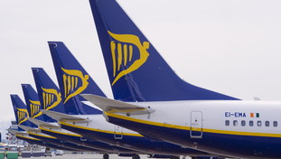 Ryanair, passeggero risucchiato dall'oblò. Ecco cosa è successo