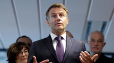 Macron, cantonata dalla Corte: Divieto social ai minori? Viola la libertà