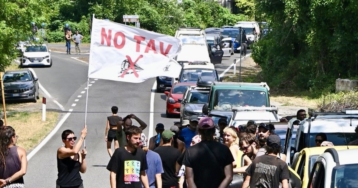 il manifesto no tav per una nuova struttura clandestina da Iltempo.it il manifesto no tav per una nuova struttura clandestina
