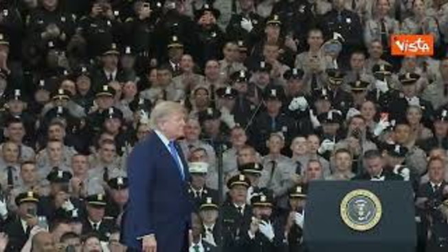 Trump entra ballando sulle note di 'God Bless U.S.A.' a un evento nello Stato di New York