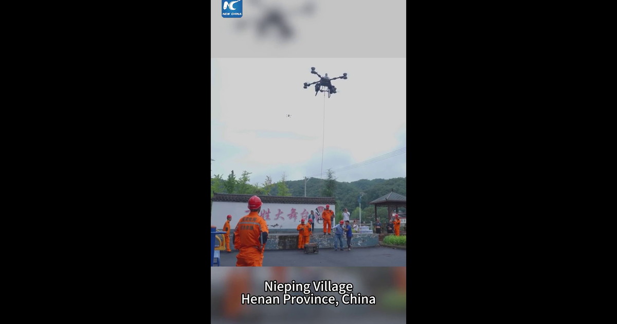 Cina, drone per carichi pesanti consegna rifornimenti a villaggio alluvionato