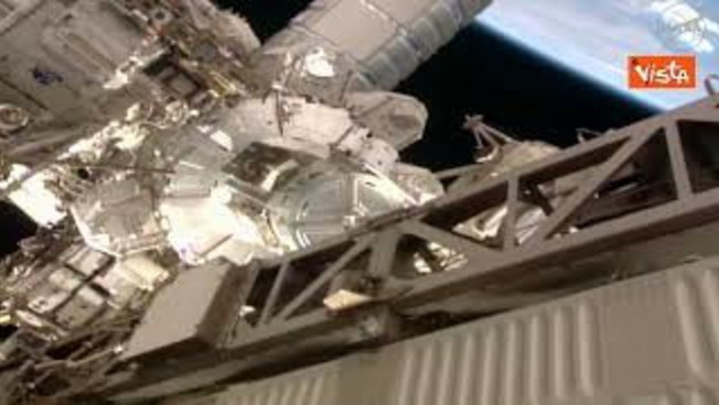 Sophie Adenot esce dalla Stazione Spaziale, la prima attività extraveicolare per una donna francese