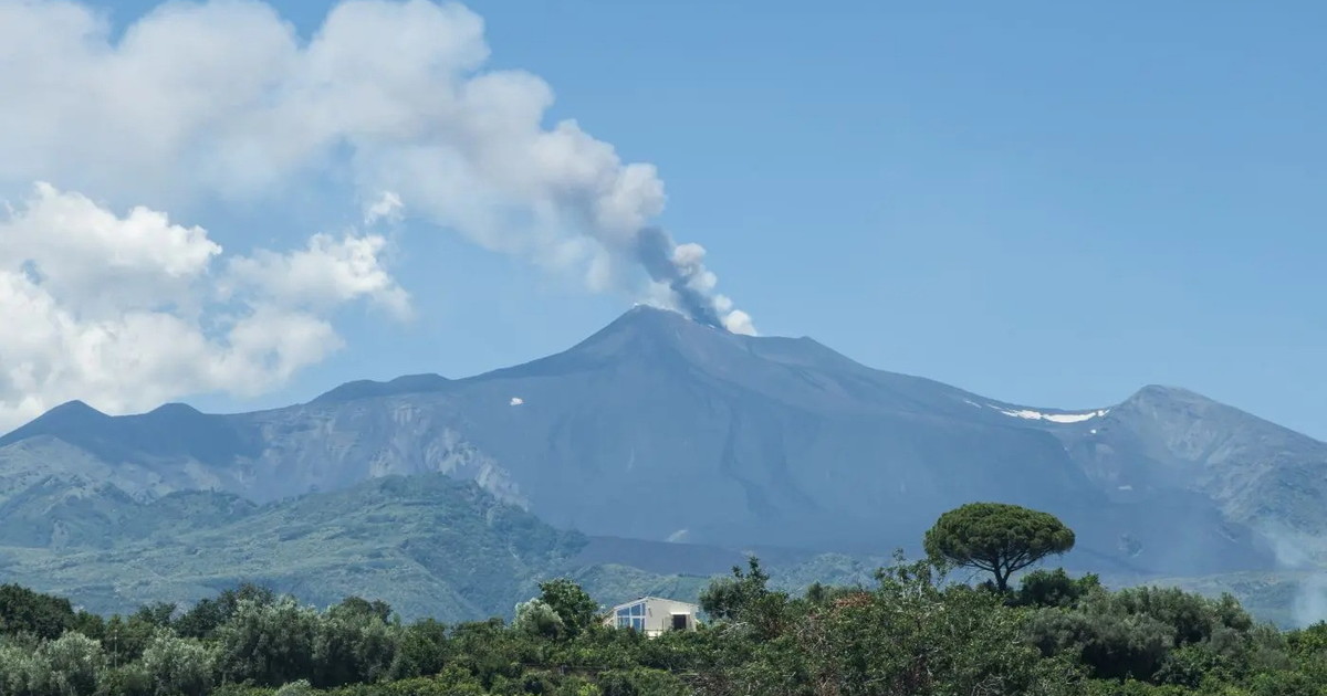 ripresa sull etna attivit224 stromboliana dal cratere voragine emissione di cenere da Iltempo.it ripresa sull etna attivit224 stromboliana dal cratere voragine emissione di cenere