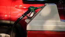 Carburanti, i prezzi alla pompa continuano a salire. Oltre 2 euro al litro